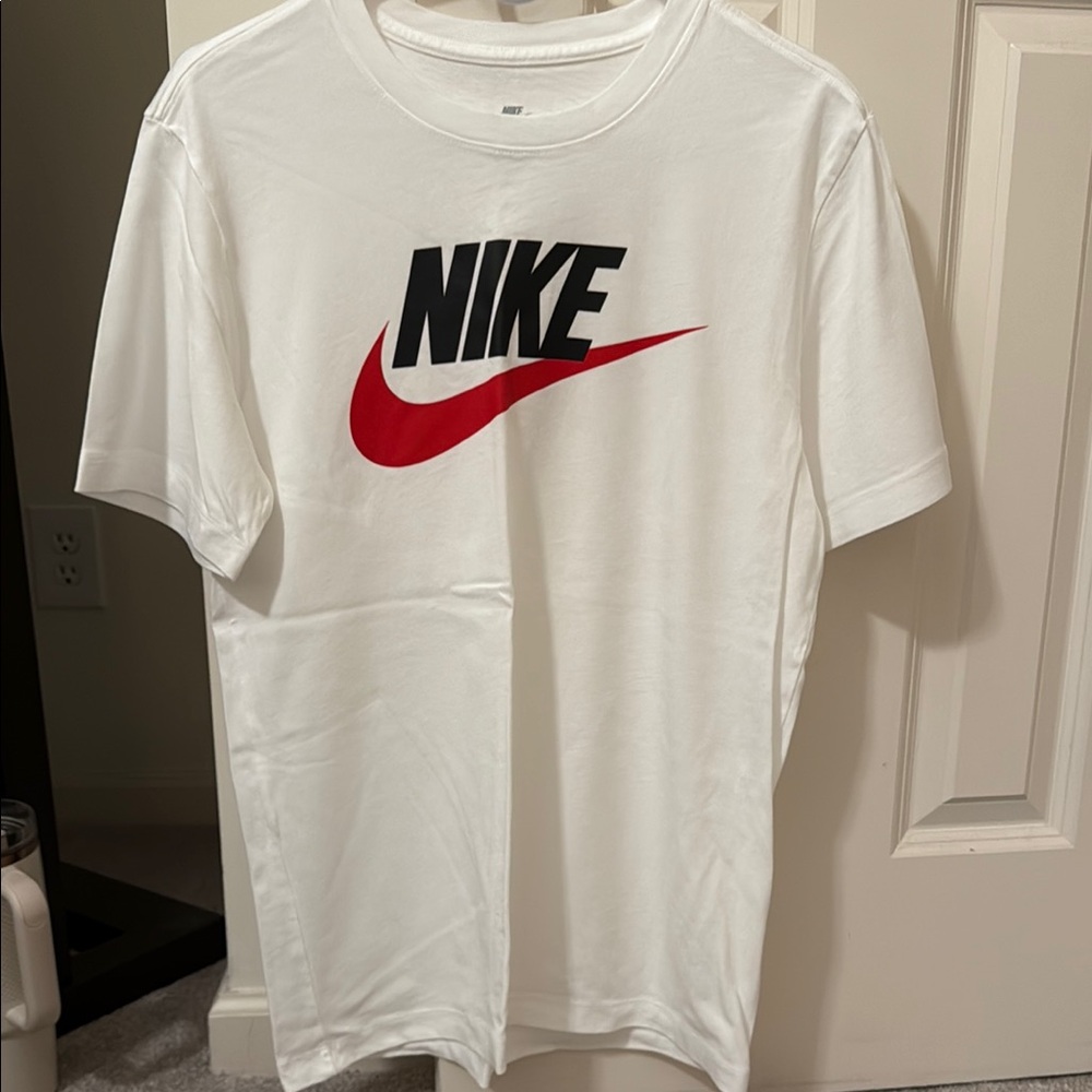 Nike White and Red Short Sleeve Tee